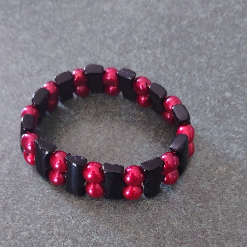 Elegant Black and Red Beaded Stretch Bracelet